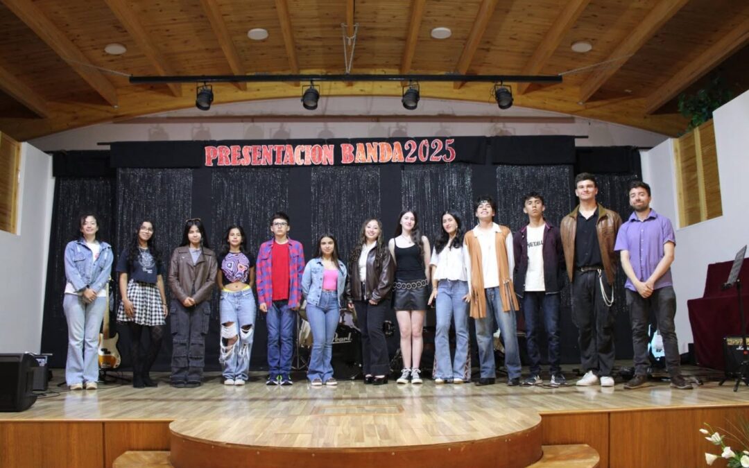 Cierre del Taller de Banda y Canto Popular con una puesta en escena de los años 80