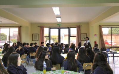 Estudiantes de 1° Medio reflexionan sobre sus resultados SIMCE en desayuno con la directora