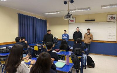 Egresados comparten su experiencia universitaria con estudiantes del electivo de Ingeniería