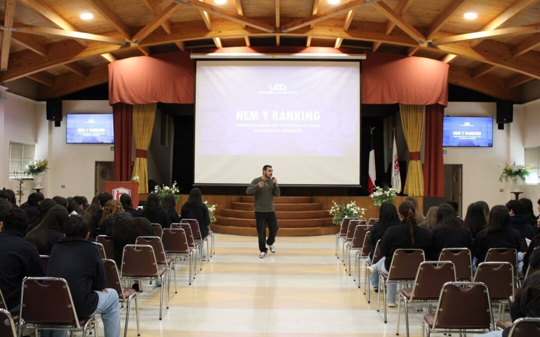 Charla de orientación universitaria para estudiantes de Enseñanza Media