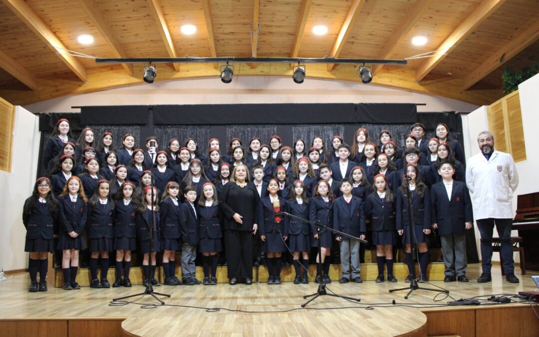 Coro Institucional realiza jornada de grabación de los himnos oficiales del colegio