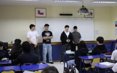 Egresados comparten su experiencia universitaria con estudiantes de Enseñanza Media